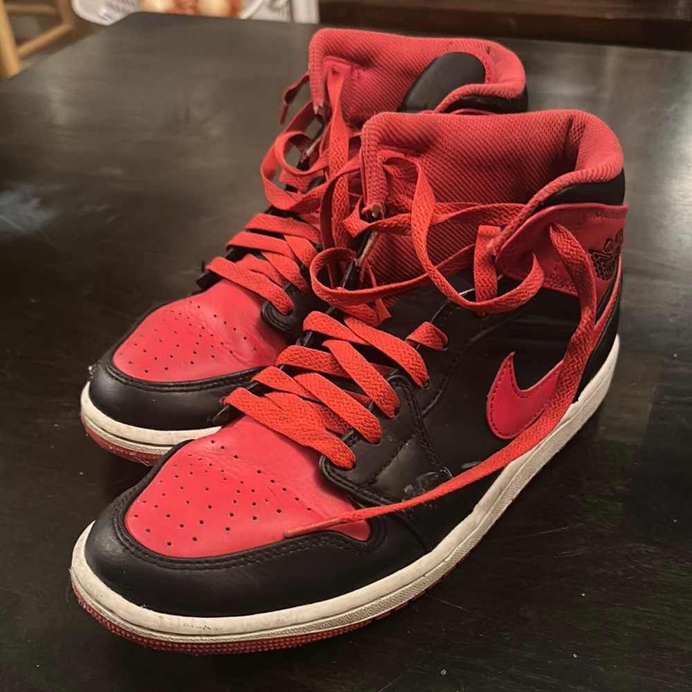 Size 8.5 NIKE AIR JORDAN 1 Mid Alternate Bred 2022, Black Red Sneakers